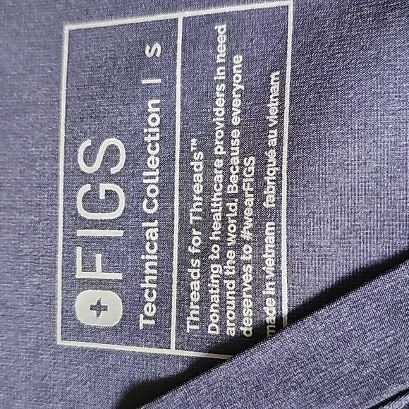 Figs, glue scrub top short sleeves.  Size small. pockets. - Picture 4 of 10